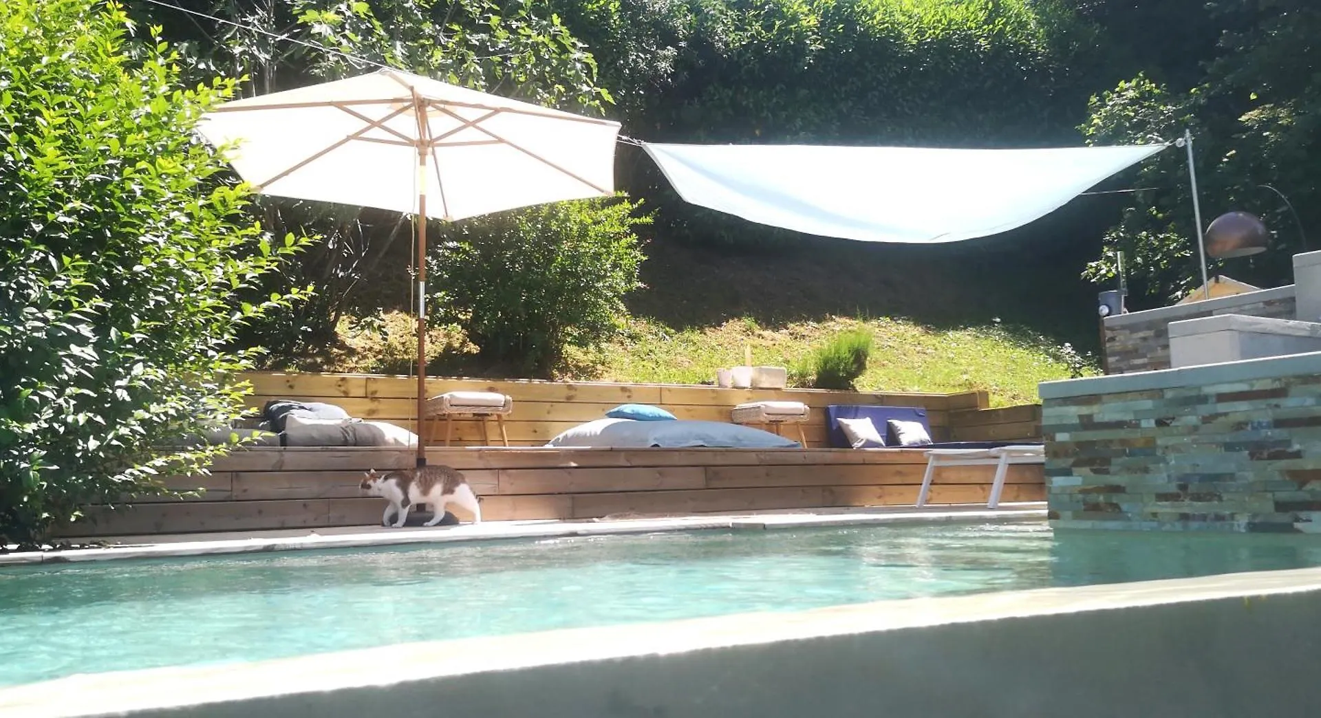 Tiny-Pool-Lake Viviers-du-Lac Hotel cápsula